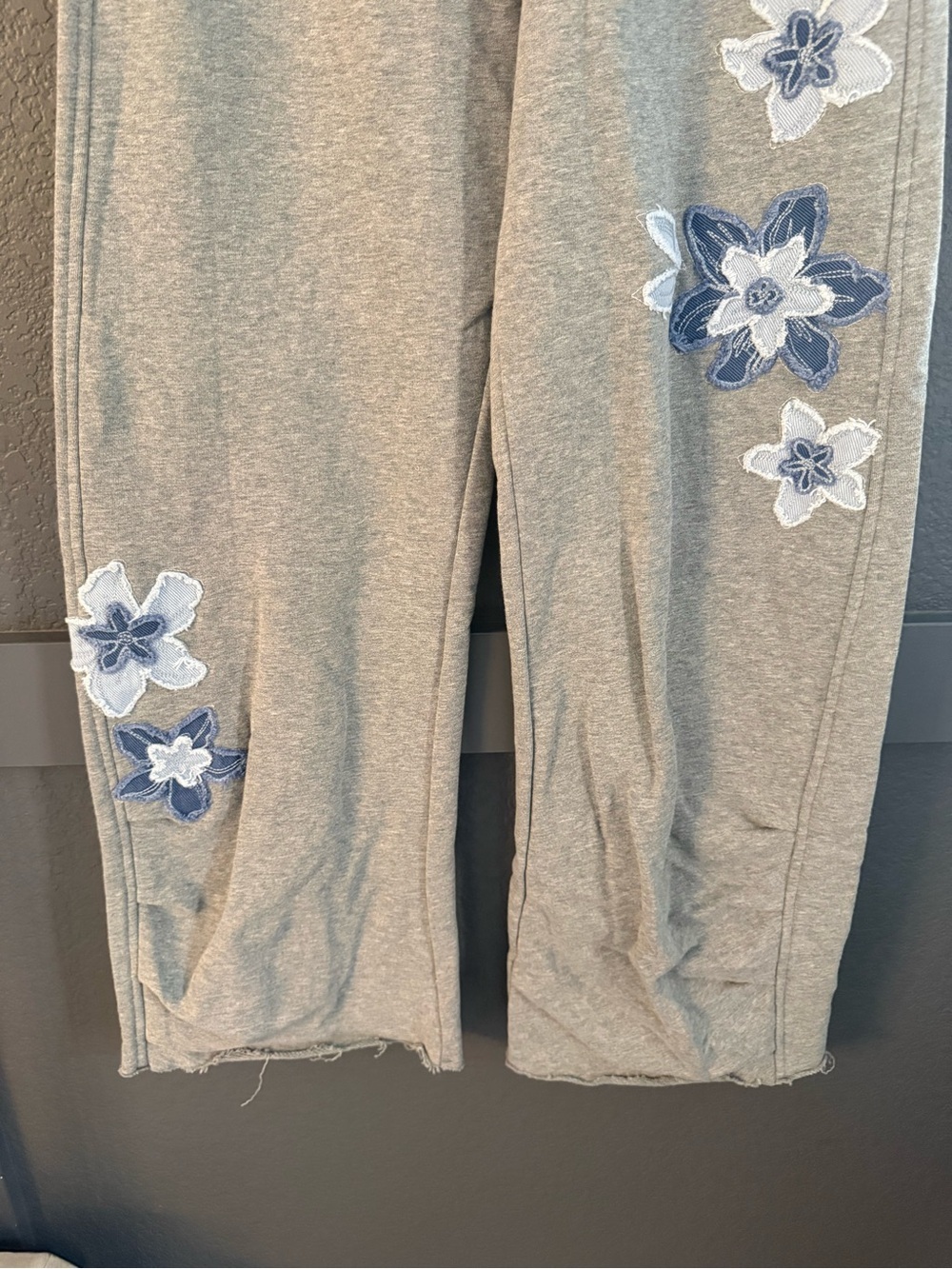 DRIFTWOOD • French terry gathered pants sweatpants - XS gray floral appliqué - Picture 5 of 7